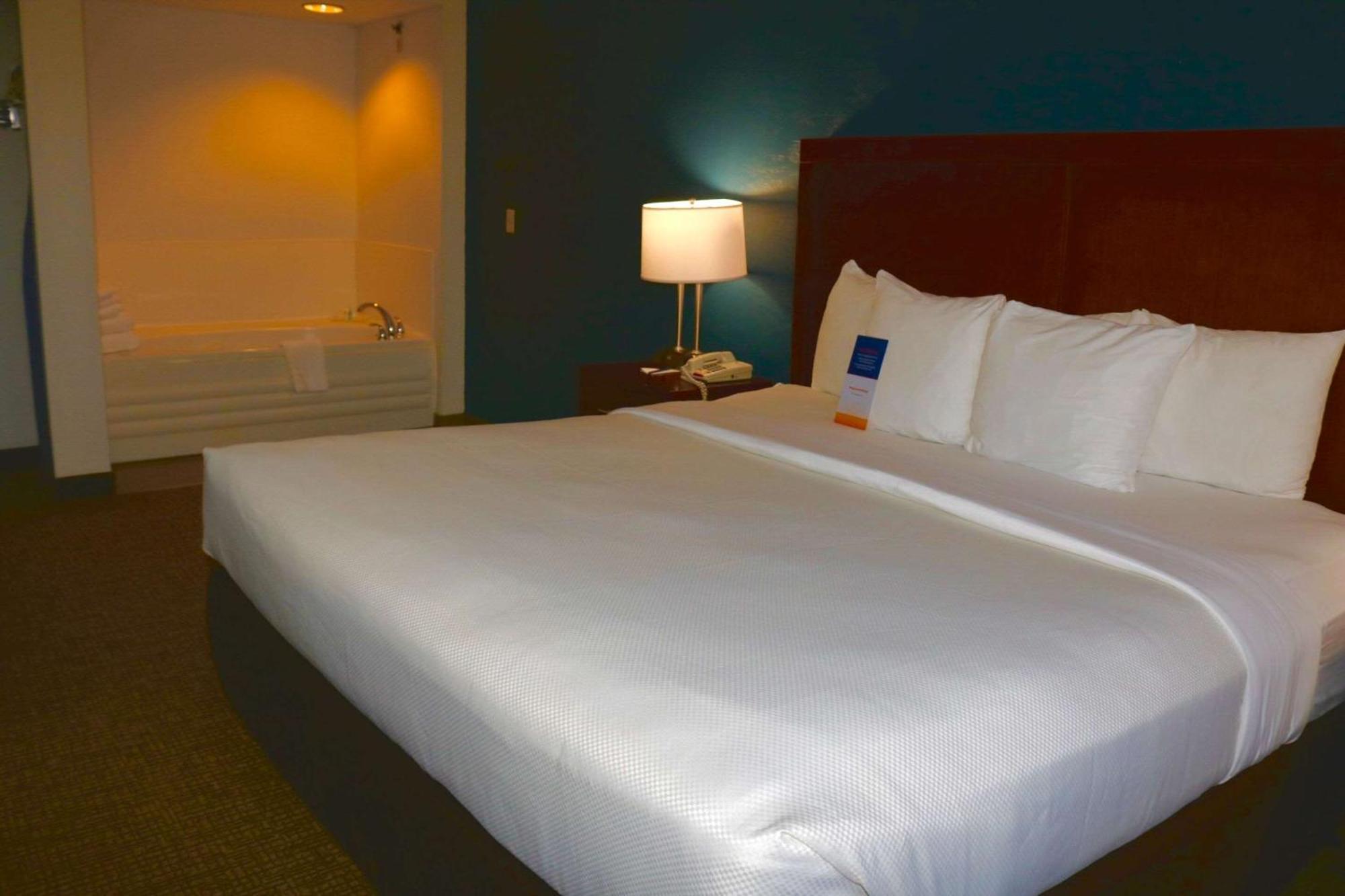Comfort Suites Near Casinos Norwich Eksteriør bilde